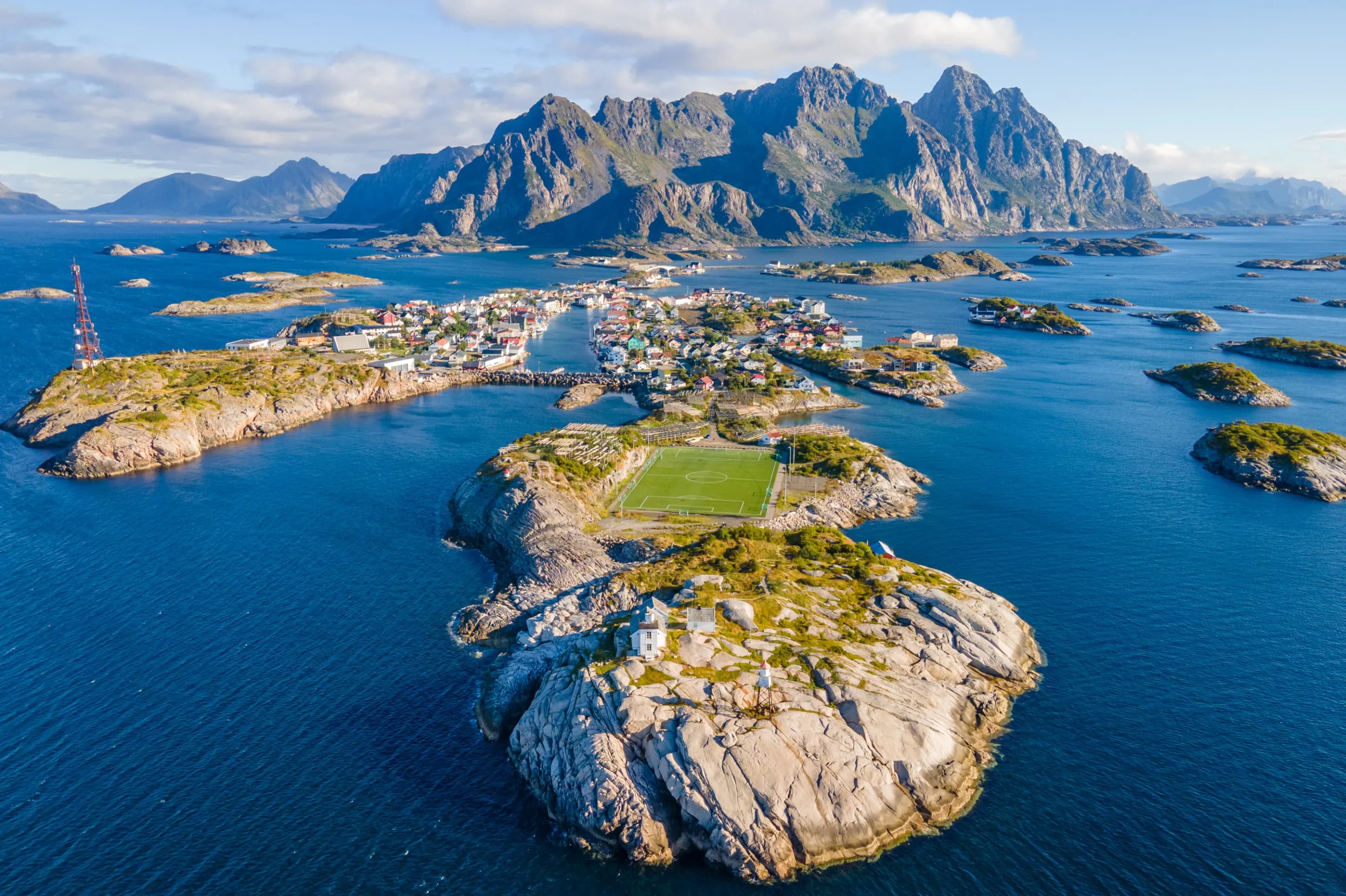 Stade de football de Henningsvær, îles Lofoten — © Ina Cristine Helljesen